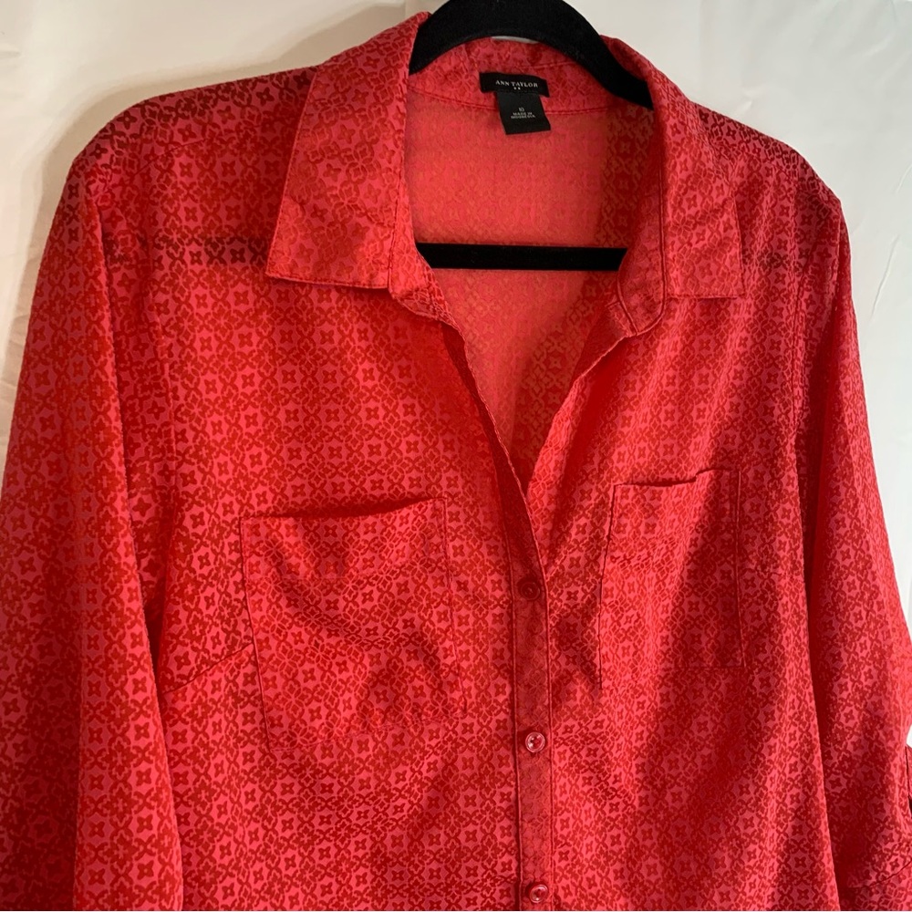Ann Taylor Red Geometric Semi-Sheer Lightweight Button-Up Tunic Shirt, size 10 - Picture 5 of 13
